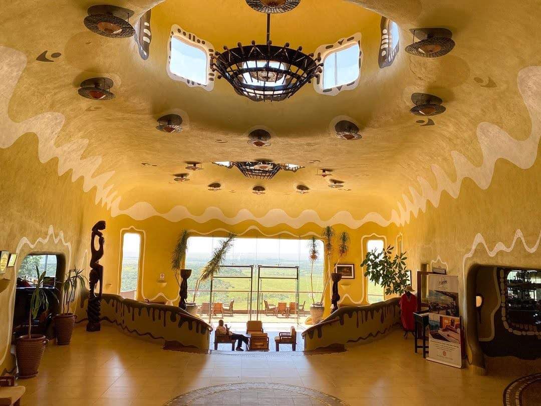 mara serena lounge area